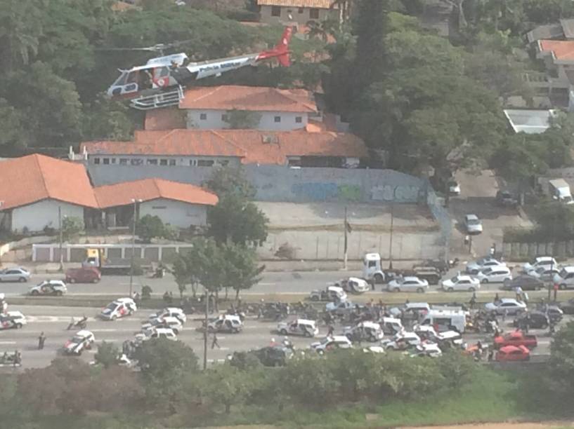 O helicóptero Águia da Polícia Militar também auxiliou na operação