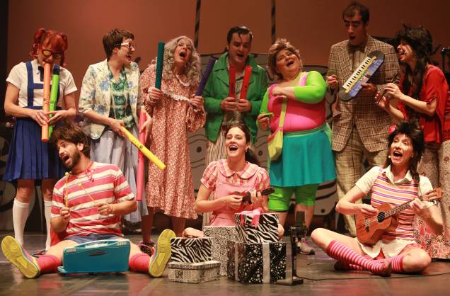 Cláudia Missura (sentada, no centro) e o elenco da Banda Mirim: mais um acerto Cláudia Missura (sentada, no centro) e o elenco da Banda Mirim: mais um acerto