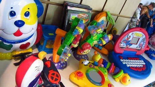 Cinco brechós com roupas e objetos para a garotada