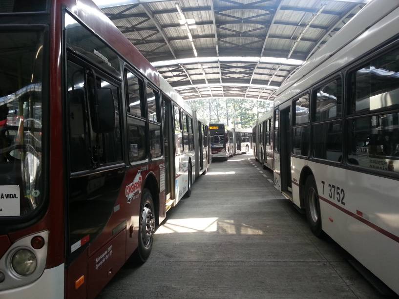Ônibus estacionados no Terminal Pinheiros: paralisação acontece em diversos pontos da cidade Ônibus estacionados no Terminal Pinheiros: paralisação acontece em diversos pontos da cidade