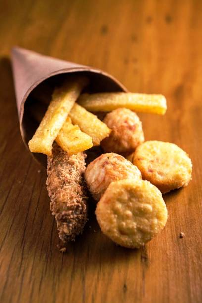 O fritti misto é uma porçãozinha que reúne tempurá, polenta, croquete e arancini O fritti misto é uma porçãozinha que reúne tempurá, polenta, croquete e arancini