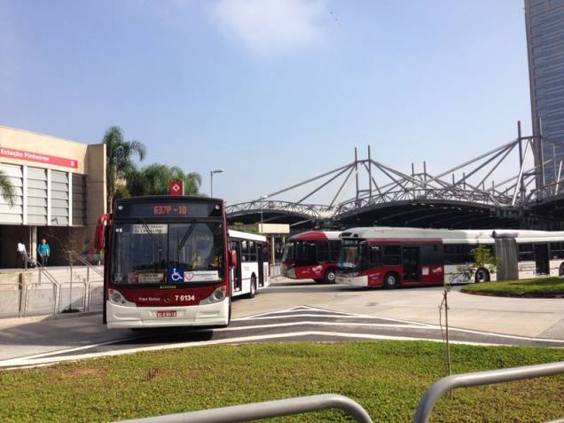 Ônibus atravessados impedem a saída de outros veículos no Terminal Pinheiros na manhã desta terça (20) Ônibus atravessados impedem a saída de outros veículos no Terminal Pinheiros na manhã desta terça (20)