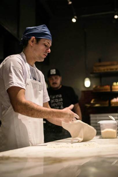 Os discos são feitos de farinha italiana e abertos com as mãos Os discos são feitos de farinha italiana e abertos com as mãos