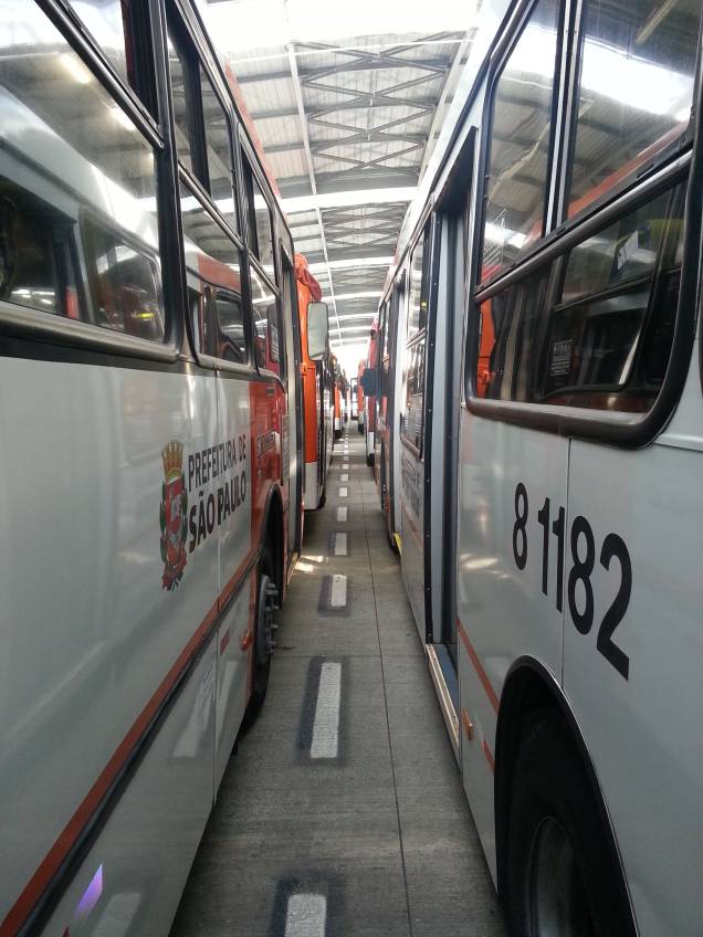 Ônibus estacionados no Terminal Pinheiros: paralisação acontece em diversos pontos da cidade Ônibus estacionados no Terminal Pinheiros: paralisação acontece em diversos pontos da cidade