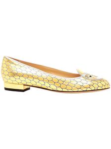 	Sapatilha da marca inglesa Charlotte Olympia, à venda na Farfetch: de R$ 3 500,00 por R$ 2 100,00