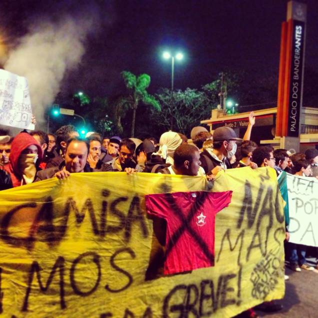 Manifestantes marcham em direção ao Palácio dos Bandeirantes Manifestantes marcham em direção ao Palácio dos Bandeirantes