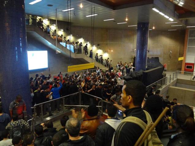 Manifestantes dentro do metrô Pinheiros cantavam brados e hino nacional Manifestantes dentro do metrô Pinheiros cantavam brados e hino nacional