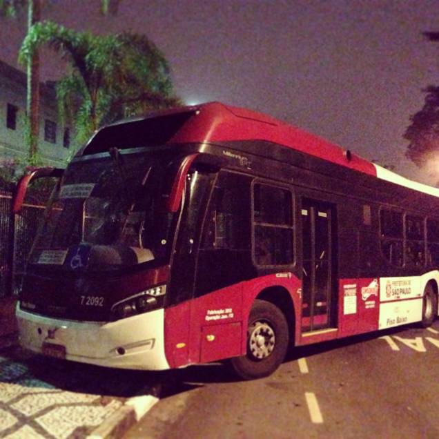 Ônibus usado como barricada próximo ao portão 2 do Palácio dos Bandeirantes Ônibus usado como barricada próximo ao portão 2 do Palácio dos Bandeirantes