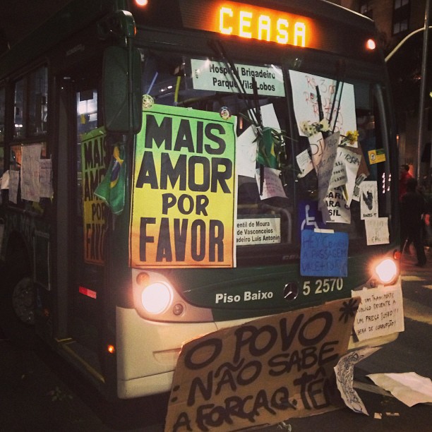 Manifestantes cobriram ônibus com cartazes Manifestantes cobriram ônibus com cartazes