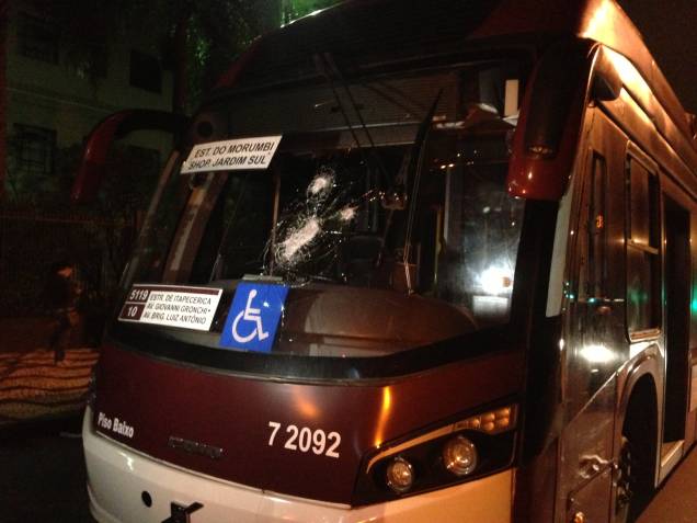 Vidro de ônibus é quebrado durante confronto no Palácio dos Bandeirantes Vidro de ônibus é quebrado durante confronto no Palácio dos Bandeirantes