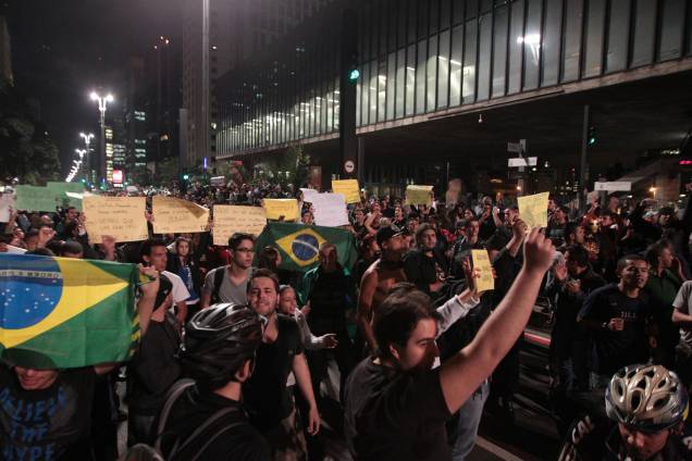 Manifestantes ocupam a Avenida Paulista, em frente ao Masp Manifestantes ocupam a Avenida Paulista, em frente ao Masp