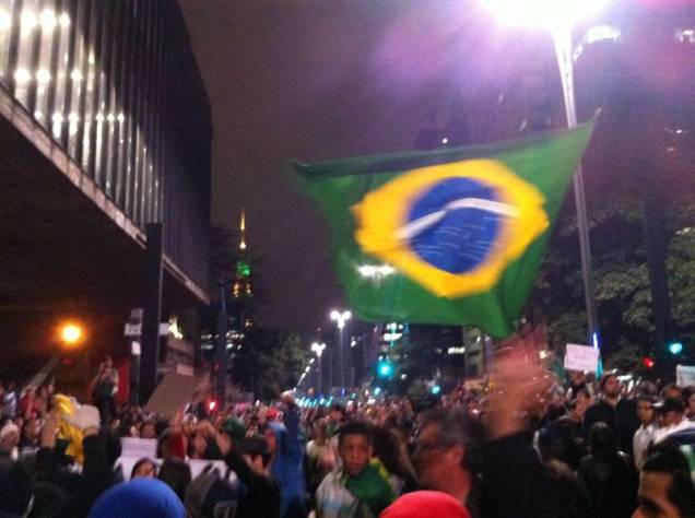 20h30: manifestantes fecham a av. Paulista e se reúnem no vão do Masp 20h30: manifestantes fecham a av. Paulista e se reúnem no vão do Masp