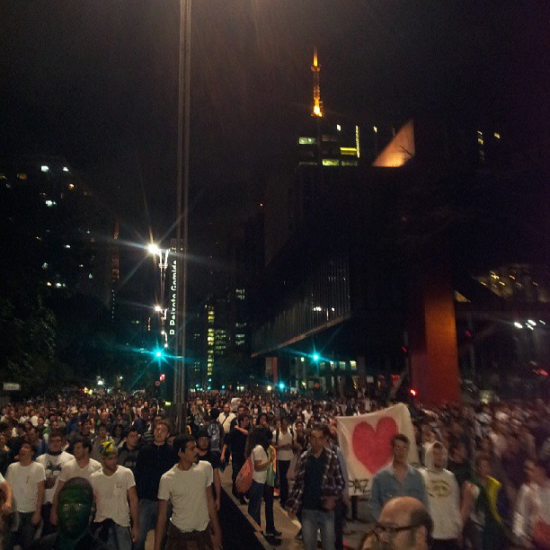 20h25: manifestantes na av. Paulista 20h25: manifestantes na av. Paulista