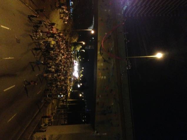 18h 47: manifestantes entram na Marginal Pinheiros 18h 47: manifestantes entram na Marginal Pinheiros