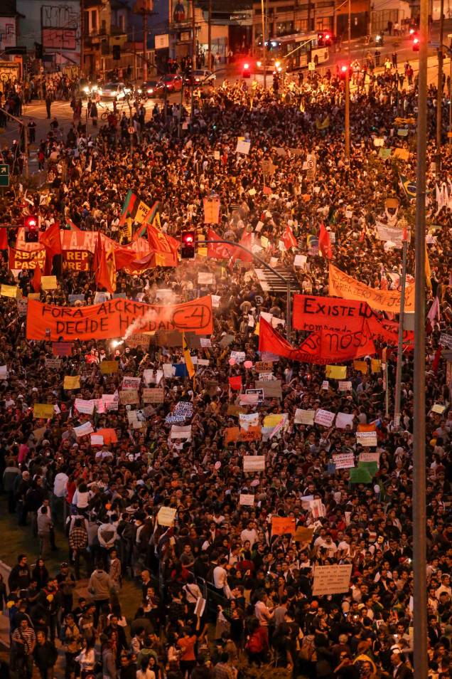 Manifestação reúne 30 000 pessoas no Largo da Batata - quinto dia Manifestação reúne 30 000 pessoas no Largo da Batata - quinto dia
