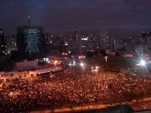 18h 15: Manifestantes ocupam completamente a Avenida Faria Lima 18h 15: Manifestantes ocupam completamente a Avenida Faria Lima