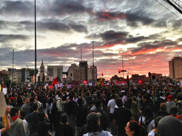 Manifestantes na Avenida Faria Lima: estimativa é de que pelo menos 30 000 pessoas estejam nas ruas Manifestantes na Avenida Faria Lima: estimativa é de que pelo menos 30 000 pessoas estejam nas ruas