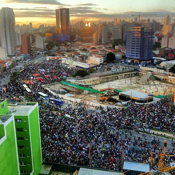 17h 52: foto do alto de um prédio mostra os manifestantes reunidos no Largo da Batata 17h 52: foto do alto de um prédio mostra os manifestantes reunidos no Largo da Batata