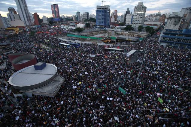 17h45: Cerca de 30 000 pessoas se reúnem no Largo da Batata nesta segunda 17h45: Cerca de 30 000 pessoas se reúnem no Largo da Batata nesta segunda