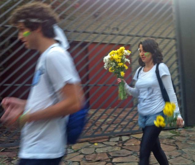 17h45: Moça carrega flores em Pinheiros, perto do Largo da Batata, para a manifestação 17h45: Moça carrega flores em Pinheiros, perto do Largo da Batata, para a manifestação