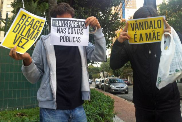 17h 45: Rapazes carregam cartazes de protesto em Pinheiros, perto do Largo da Batata 17h 45: Rapazes carregam cartazes de protesto em Pinheiros, perto do Largo da Batata