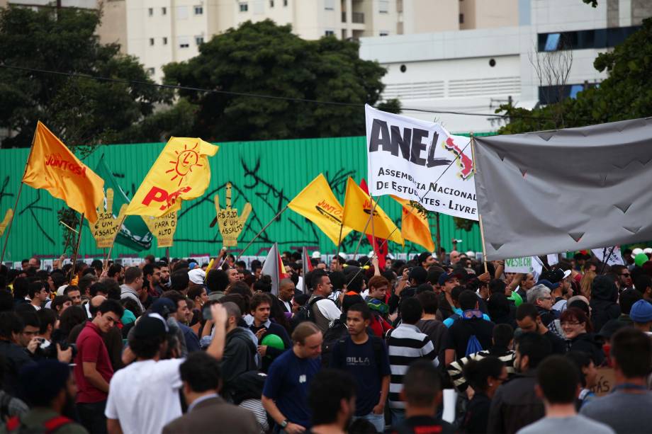 17h25: manifestantes no Largo da Batata