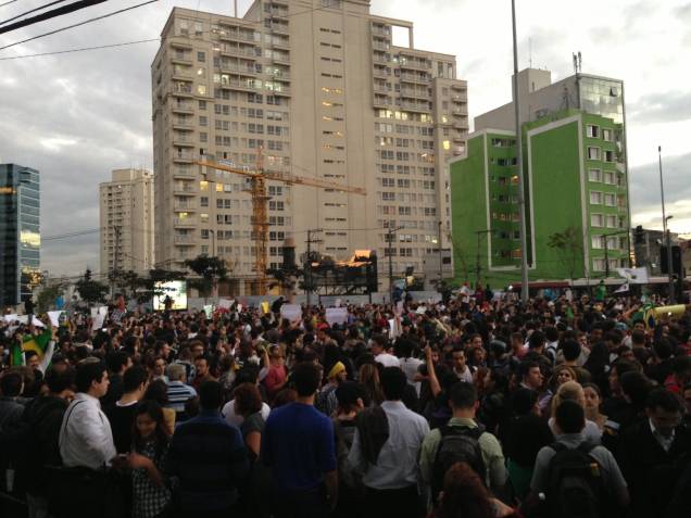 17h: manifestantes reunidos no Largo da Batata 17h: manifestantes reunidos no Largo da Batata