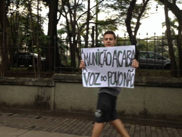 16h54: manifestante desce a rua Teodoro Sampaio em direção ao Largo da Batata 16h54: manifestante desce a rua Teodoro Sampaio em direção ao Largo da Batata