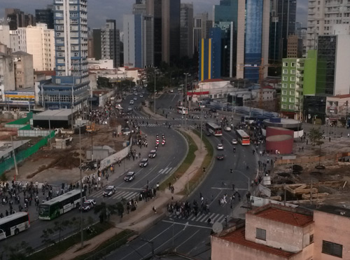 16h30: Trânsito ainda é tranquilo na Avenida Faria Lima, que será palco de manifestação nesta segunda (17) 16h30: Trânsito ainda é tranquilo na Avenida Faria Lima, que será palco de manifestação nesta segunda (17)