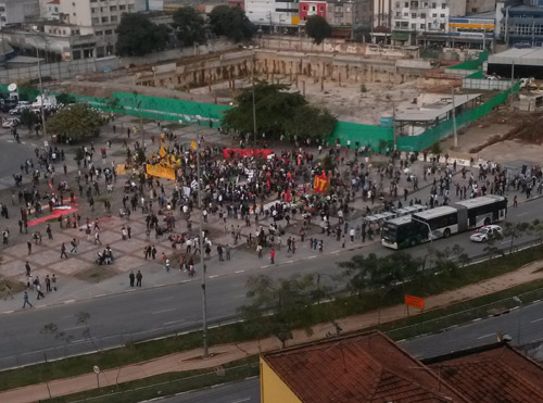 16h40: Manifestantes começam a ocupar o Largo do Batata para o protesto desta segunda (17) 16h40: Manifestantes começam a ocupar o Largo do Batata para o protesto desta segunda (17)