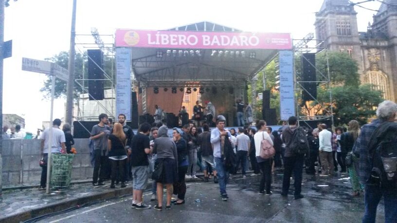 	Após a chuva: poucas pessoas aguardam a apresentação da banda Apanhador Só