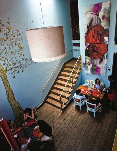 Lady Fina serve doces e salgados em salão charmoso