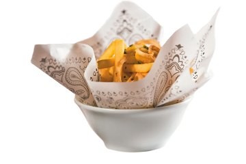 Batata frita da casa (R$ 15,00): temperada com alho e cebolinha