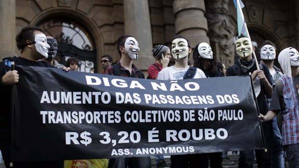 Manifestantes na praça Ramos de Azevedo antes do grupo seguir para a Avenida Paulista Manifestantes na praça Ramos de Azevedo antes do grupo seguir para a Avenida Paulista