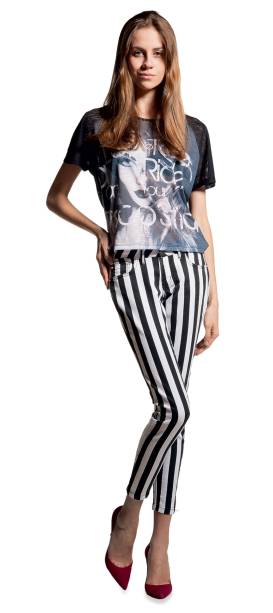 	Camiseta estampada, R$ 29,90. C&A. Calça de sarja, R$ 69,90. C&A. Escarpim de camurça, R$ 290,00 o par. Schutz