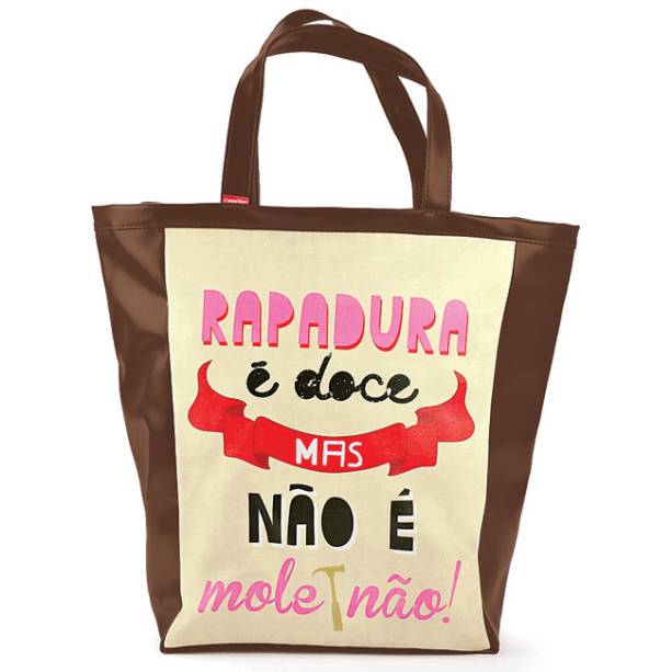 Bolsa Como Dizia Minha Vó, R$ 89,00, da <a href="https://www.designnmaniaa.com.br/siteNovo/" rel="Design Mania" target="_blank">Design Mania</a>