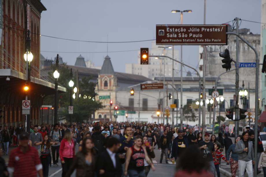 	O movimento na região da Luz no fim da tarde de sábado (17) da Virada Cultural