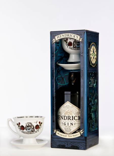 Caixa Handricks Midnight Tea Party, com uma garrafa de gin, xícara e pires, R$ 194,00, na <a href="https://www.casaflora.com.br/" rel="Casa Flora" target="_blank">Casa Flora</a>