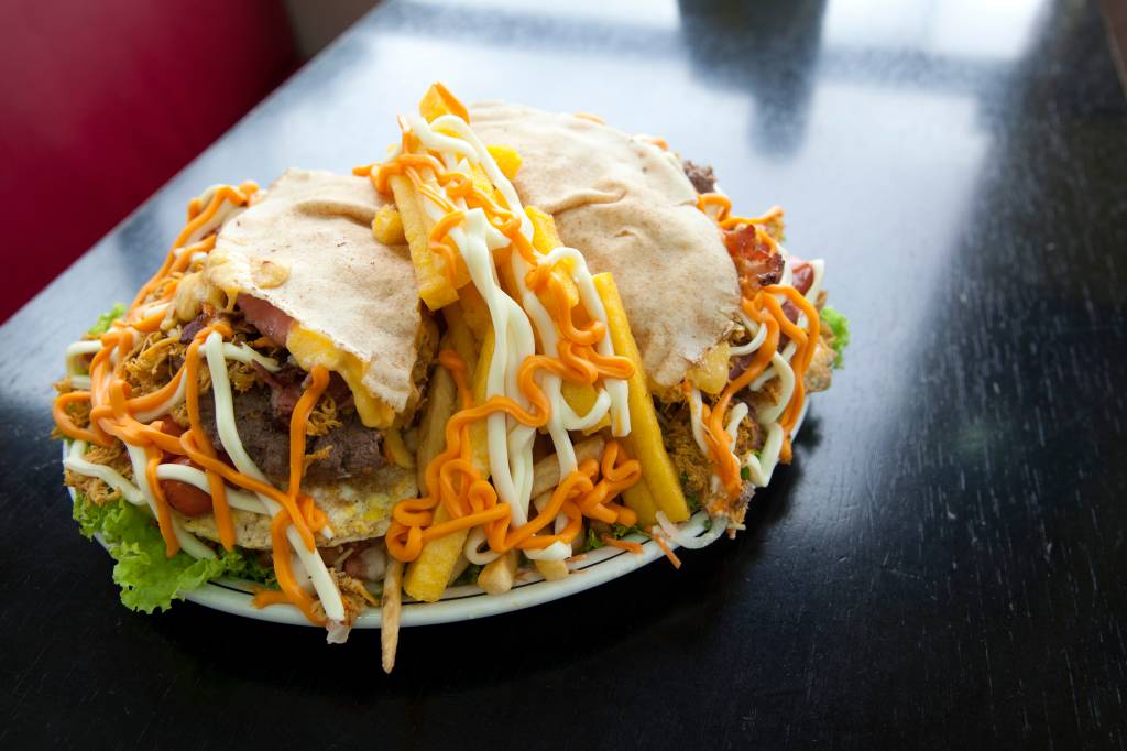 Maior sanduíche da cidade tem 24 ingredientes e pesa 2,5 quilos