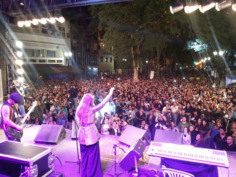 	A cantora Rosanah se despede do palco do Arouche. Ela foi uma das principais atrações da noite de sábado (17)