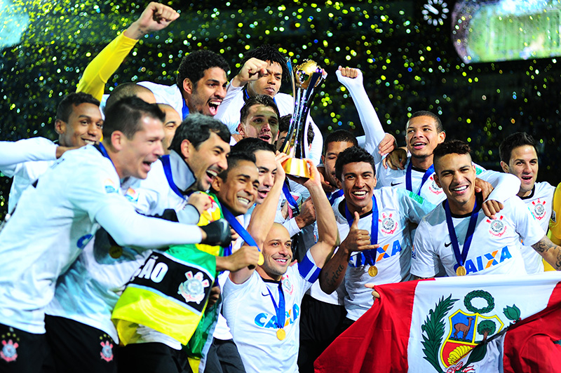 O time comemora com a Taça do Mundial de Clubes da FIFA O time comemora com a Taça do Mundial de Clubes da FIFA