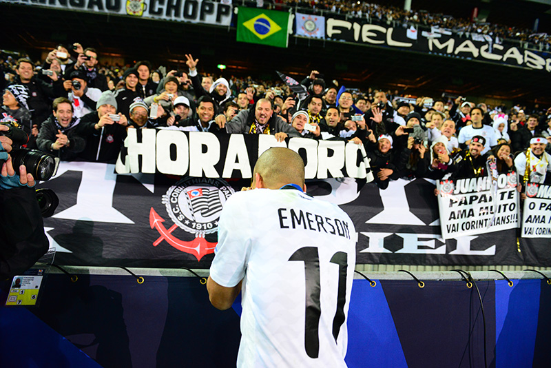 Emerson Sheik saudando a torcida Emerson Sheik saudando a torcida