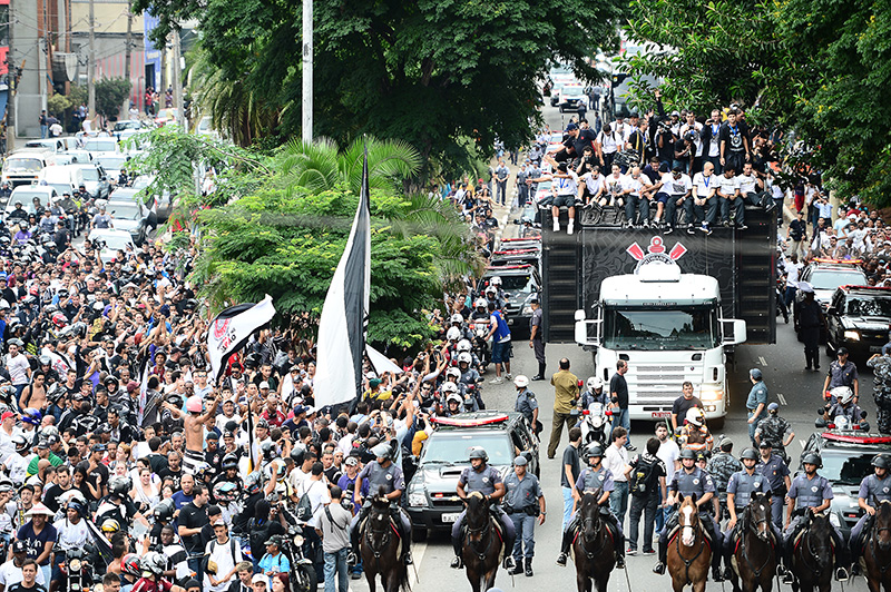 Um trio elétrico carregou os atletas e comissão do Corinthians Um trio elétrico carregou os atletas e comissão do Corinthians