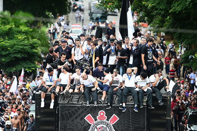 Trio elétrico levou os jogadores Trio elétrico levou os jogadores