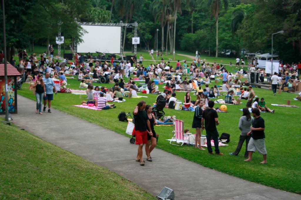 Evento promove sessão de cinema ao ar livre e piquenique coletivo