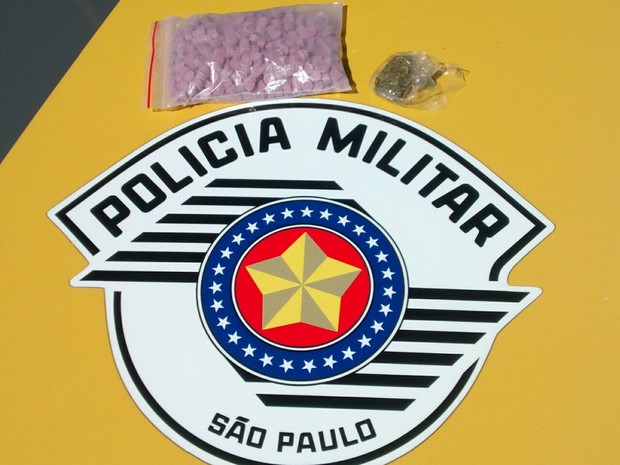 Mulher é presa em ônibus com 492 comprimidos de ecstasy