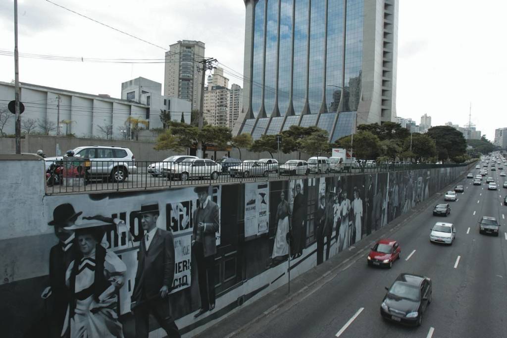 Eduardo Kobra tem mais de cinquenta grafites espalhadas pela cidade