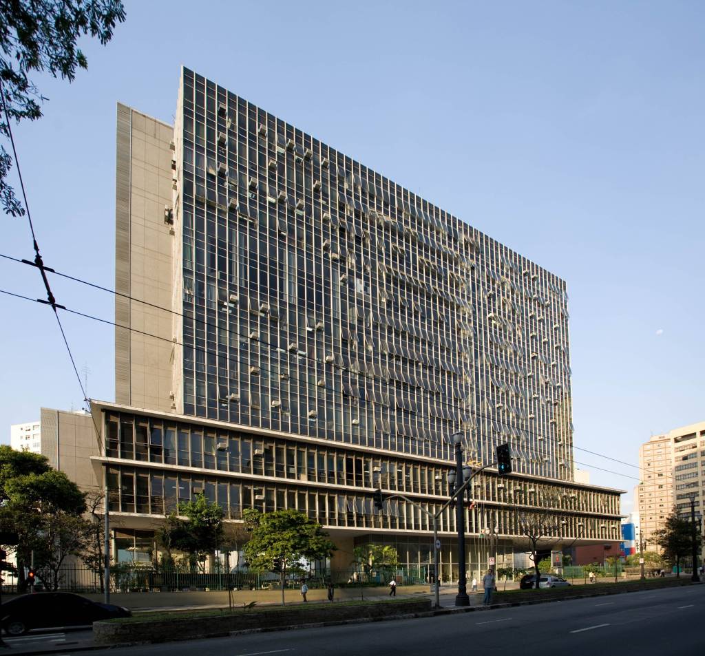 Câmara aprova projeto para chips em uniforme de escola municipal