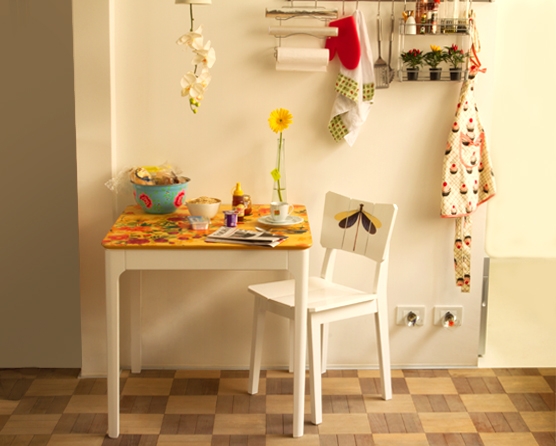 Parceria: mesa de jantar florida (R$ 999,00) e cadeira com desenho de líbelula (R$ 499,00) assinadas pela Farm Parceria: mesa de jantar florida (R$ 999,00) e cadeira com desenho de líbelula (R$ 499,00) assinadas pela Farm