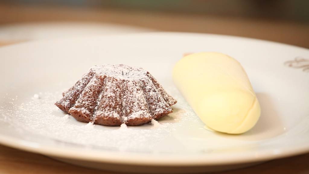 Erick Jacquin ensina a preparar um petit gâteau